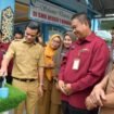 Bupati Nunukan, Irwan Sabri menghadiri acara syukuran atas mengalirnya air PDAM di SMK Negeri 1 Nunukan, Selasa (08/07/2025). Dok. Prokopim.