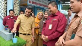 Bupati Nunukan, Irwan Sabri menghadiri acara syukuran atas mengalirnya air PDAM di SMK Negeri 1 Nunukan, Selasa (08/07/2025). Dok. Prokopim.