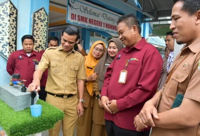 
					Bupati Nunukan, Irwan Sabri menghadiri acara syukuran atas mengalirnya air PDAM di SMK Negeri 1 Nunukan, Selasa (08/07/2025). Dok. Prokopim.
