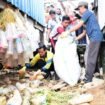 Aksi Bupati Nunukan, Irwan Sabri (Kaos kuning) saat kerja bakti membersihkan sampah bekas pelampung rumput laut di pesisir Mamolo, Nunukan Selatan, Jumat (4/7/2025).