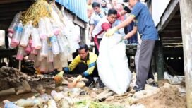 Aksi Bupati Nunukan, Irwan Sabri (Kaos kuning) saat kerja bakti membersihkan sampah bekas pelampung rumput laut di pesisir Mamolo, Nunukan Selatan, Jumat (4/7/2025).