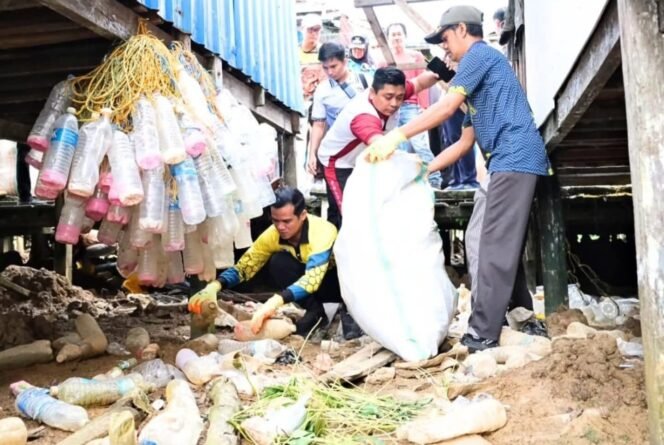 
					Aksi Bupati Nunukan, Irwan Sabri (Kaos kuning) saat kerja bakti membersihkan sampah bekas pelampung rumput laut di pesisir Mamolo, Nunukan Selatan, Jumat (4/7/2025).