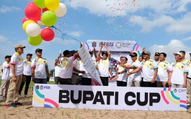 
					Bupati Nunukan, Irwan Sabri membuka turnamen Sepak bola Bupati Cup 2025, Sabtu (19/7/2025). Dok.Prokopim.