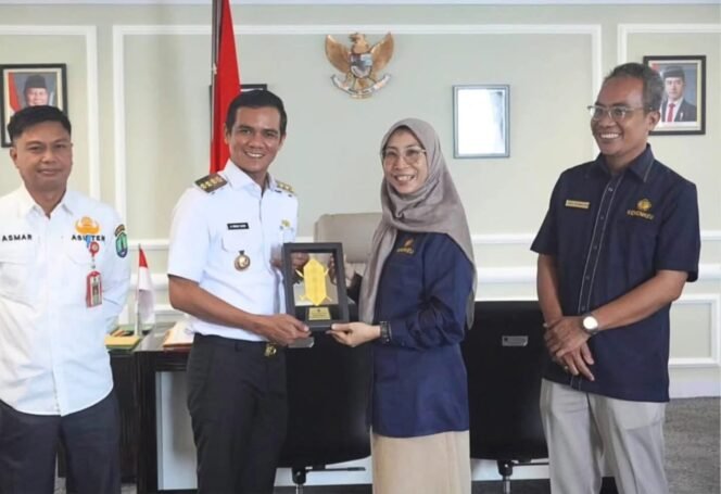 
					Bupati Nunukan, Irwan Sabri bersama Kepala Kanwil Direktorat Jenderal Perbendaharaan (DJPb) Kaltara, Ika Hermini Novianti, menandatangani MOU perpanjangan kerja sama sinergytas peningkatan pengelolaan keuangan daerah. Dok.Prokopim.