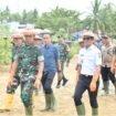 Danrem 092/Maharajalila Brigjen TNI Mohammad Sjahroni, melakukan kunjungan kerja (Kunker) ke Kabupaten Nunukan, salah satu agenda khususnya adalah menanam mangrove di Sebatik,