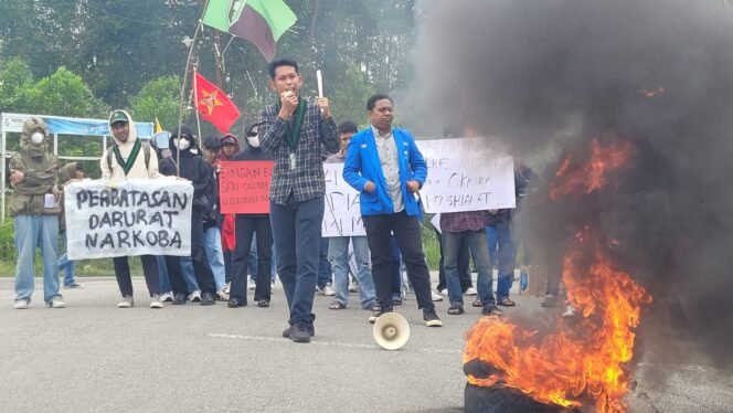 
					Aksi demonstrasi mahasiswa Nunukan menuntut tanggung jawab Kapolres atas penangkapan Kasat Reskoba SH bersama 3 anggota polisi lain dalam keterlibatan mereka di bisnis narkoba, Kamis (17/7/2025).