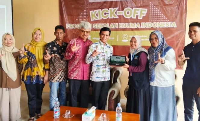 
					Bupati Nunukan, Irwan Sabri, membuka Kick Off Fase 4 program Sekolah Enuma Indonesia (SEI) di Desa Aji Kuning, Kecamatan Sebatik Utara, Minggu (20/07/2025). Dok.Prokopim.