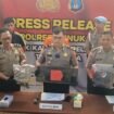 Jumpa pers pengungkapan pencurian perhiasan milik tamu Hotel Gita. Setelah dilakukan pengecekan, ternyata emas yang dilaporkan senilai Rp 270 juta, adalah imitasi alias palsu,