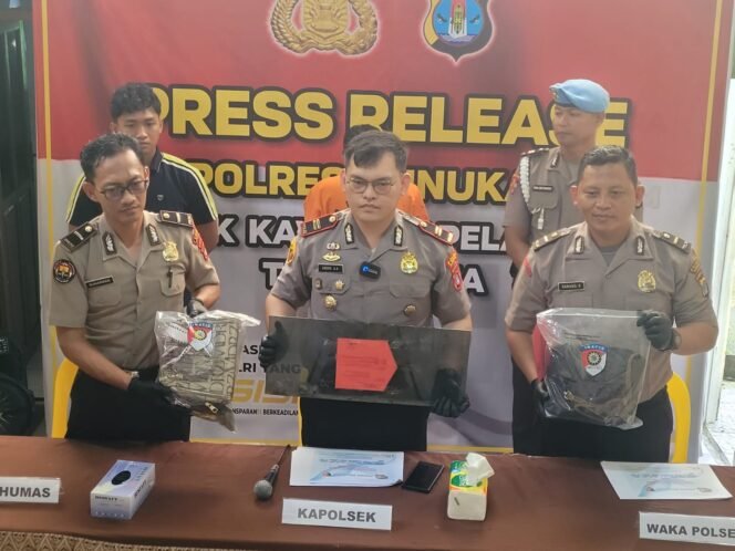 
					Jumpa pers pengungkapan pencurian perhiasan milik tamu Hotel Gita. Setelah dilakukan pengecekan, ternyata emas yang dilaporkan senilai Rp 270 juta, adalah imitasi alias palsu,