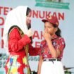 Bunda Literasi Nunukan, Ny.Annisa Mutia Sabri saat memberikan dukungan moral kepada Dela pada HAN 2025. Dok.Prokopim.