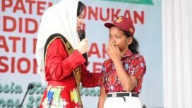Bunda Literasi Nunukan, Ny.Annisa Mutia Sabri saat memberikan dukungan moral kepada Dela pada HAN 2025. Dok.Prokopim.
