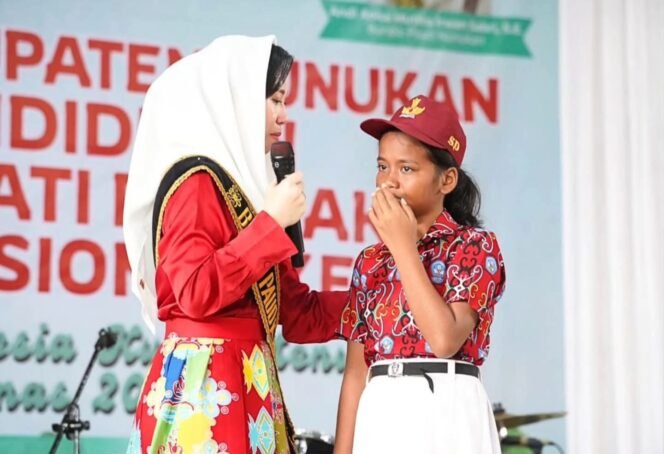 
					Bunda Literasi Nunukan, Ny.Annisa Mutia Sabri saat memberikan dukungan moral kepada Dela pada HAN 2025. Dok.Prokopim.