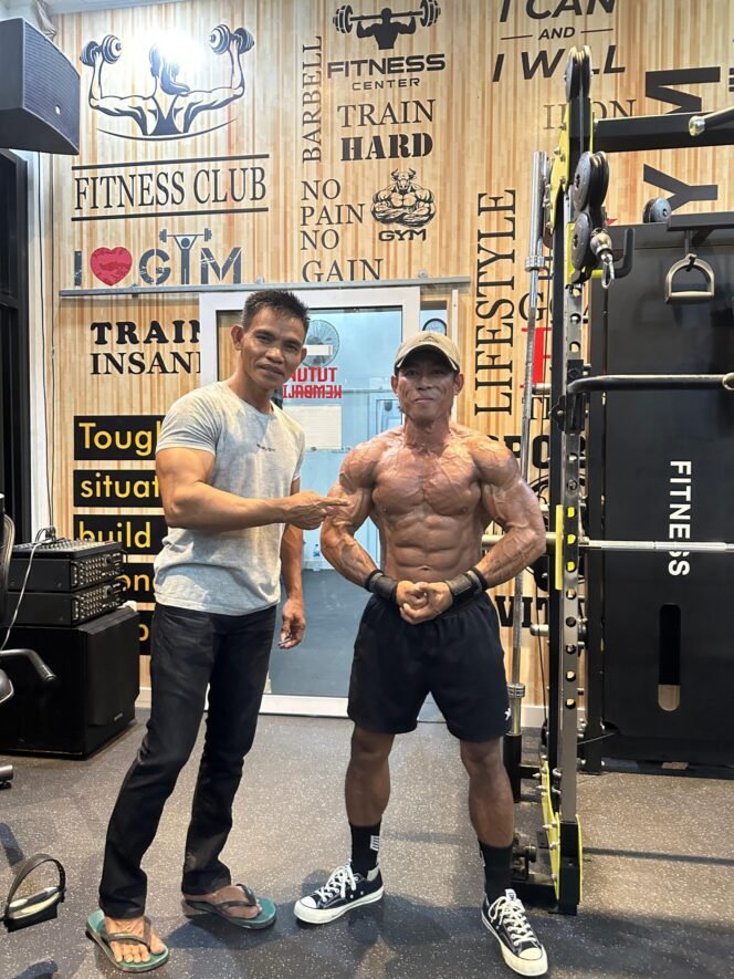 
					Atlet Fitness Nunukan, Anggi Yanto Saputra yang akan berlaga di FORNAS VIII NTB bersama pelatihnya, Mukhlis,