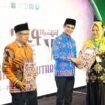 Bupati Nunukan, Irwan Sabri memberikan hadiah kepada para pemenang MTQ dan STQH, saat penutupan acara di GOR Sei Sembilang, Nunukan Selatan, Sabtu (19/7/2025) malam. Dok.Prokopim.