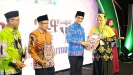 Bupati Nunukan, Irwan Sabri memberikan hadiah kepada para pemenang MTQ dan STQH, saat penutupan acara di GOR Sei Sembilang, Nunukan Selatan, Sabtu (19/7/2025) malam. Dok.Prokopim.