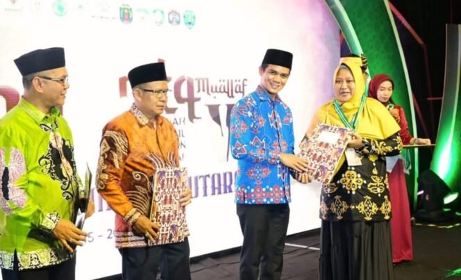 
					Bupati Nunukan, Irwan Sabri memberikan hadiah kepada para pemenang MTQ dan STQH, saat penutupan acara di GOR Sei Sembilang, Nunukan Selatan, Sabtu (19/7/2025) malam. Dok.Prokopim.