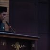Bupati Nunukan, Irwan Sabri saat membacakan jawaban Pemda Nunukan terkait Perda retribusi pajak daerah di Gedung DPRD Nunukan.