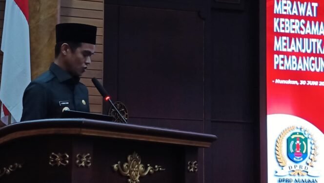 
					Bupati Nunukan, Irwan Sabri saat membacakan jawaban Pemda Nunukan terkait Perda retribusi pajak daerah di Gedung DPRD Nunukan.