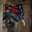 Motor matic diduga milik pencuri yang gagal beraksi digantung di bawah atap rumah warga sebagai peringatan,