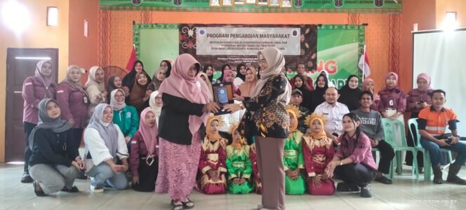 
					Kades Srinanti, Seimanggaris, Nunukan, Rusmini Hakim menyambut kedatangan Tim Pengabdian ITB, Dok.ITB.