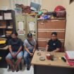 Tiga kurir terduga pelaku pengeroyokan rekan sesama kurir, saat diperiksa di Polres Nunukan,