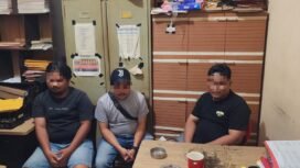 Tiga kurir terduga pelaku pengeroyokan rekan sesama kurir, saat diperiksa di Polres Nunukan,