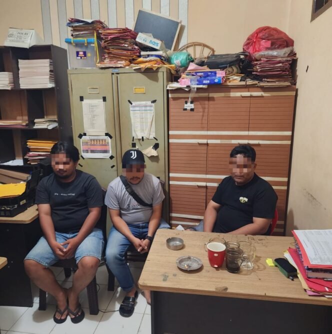 
					Tiga kurir terduga pelaku pengeroyokan rekan sesama kurir, saat diperiksa di Polres Nunukan,