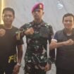 Randy bersama ayahnya Baharudin berfoto bersama Bupati Nunukan, Irwan Sabri (kanan).