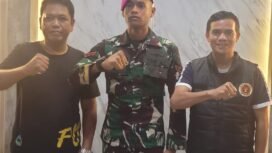Randy bersama ayahnya Baharudin berfoto bersama Bupati Nunukan, Irwan Sabri (kanan).
