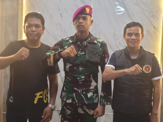 
					Randy bersama ayahnya Baharudin berfoto bersama Bupati Nunukan, Irwan Sabri (kanan).