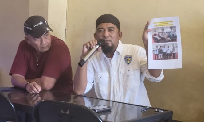 
					Ketua KONI Nunukan, Samran Nur Alim menggelar jumpa pers menjelaskan lambannya anggaran turun, Sabtu (27/7/2025).