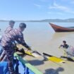 Prajurit LANAL Nunukan mengevakuasi speed boat yang tabrakan di Perairan Depan Dermaga Tradisional Aji Putri, Senin (28/7/2025).