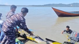 Prajurit LANAL Nunukan mengevakuasi speed boat yang tabrakan di Perairan Depan Dermaga Tradisional Aji Putri, Senin (28/7/2025).