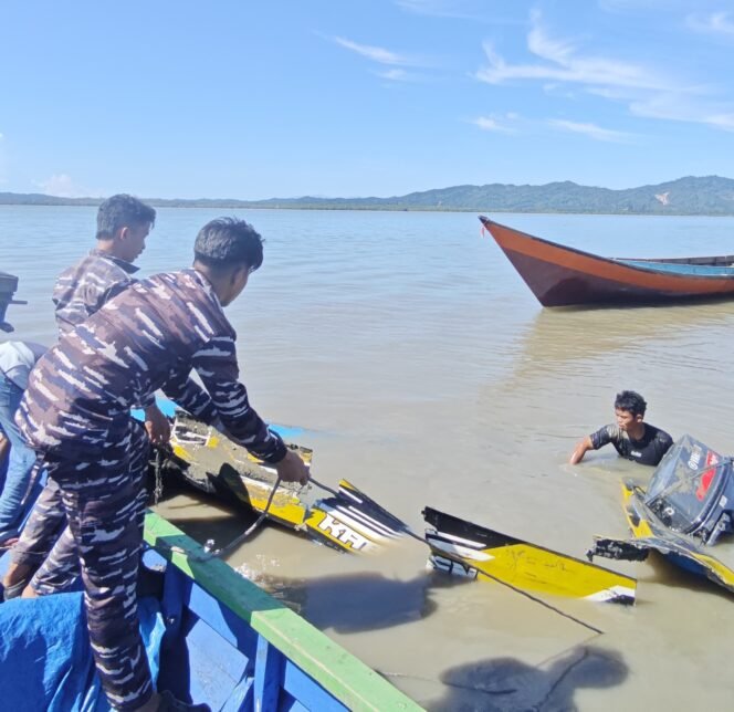 
					Prajurit LANAL Nunukan mengevakuasi speed boat yang tabrakan di Perairan Depan Dermaga Tradisional Aji Putri, Senin (28/7/2025).