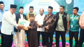 Penyerangan bantuan simbolis bagi anak yatim dan penyandang disabilitas di Idul Yatama, 10 Muharam 1447 H (Dok.Prokopim)