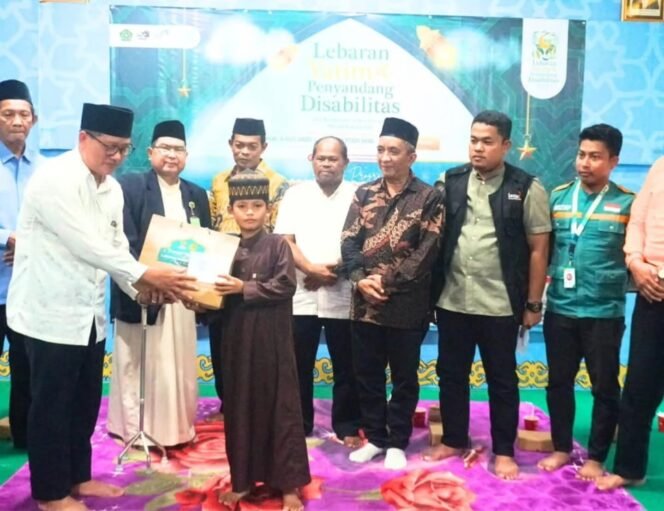
					Penyerangan bantuan simbolis bagi anak yatim dan penyandang disabilitas di Idul Yatama, 10 Muharam 1447 H (Dok.Prokopim)