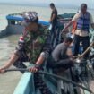 Prajurit LANAL Nunukan menemukan kapal pengangkut Sembako yang karam di Perairan Tanjung Karang, Pulau Sebatik. Kapal dikuras dan ditarik ke pantai. Tim SAR belum menemukan 2 ABK yang hilang pada pencarian hari pertama. Dok.Penerangan LANAL Nunukan.