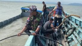 Prajurit LANAL Nunukan menemukan kapal pengangkut Sembako yang karam di Perairan Tanjung Karang, Pulau Sebatik. Kapal dikuras dan ditarik ke pantai. Tim SAR belum menemukan 2 ABK yang hilang pada pencarian hari pertama. Dok.Penerangan LANAL Nunukan.