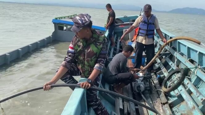 
					Prajurit LANAL Nunukan menemukan kapal pengangkut Sembako yang karam di Perairan Tanjung Karang, Pulau Sebatik. Kapal dikuras dan ditarik ke pantai. Tim SAR belum menemukan 2 ABK yang hilang pada pencarian hari pertama. Dok.Penerangan LANAL Nunukan.