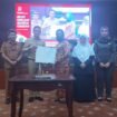 Bupati dan Wakil Bupati Nunukan, Irwan Sabri - Hermanus, bersama unsur Ketua DPRD Nunukan (Rahma Leppa Hafid, Arpiah dan Andi Mariyati) menunjukkan surat kesepakatan revisi Perda Nomor 1 Tahun 2024 tentang pajak dan retribusi daerah di Sidang Paripurna, Senin (7/7/2025).