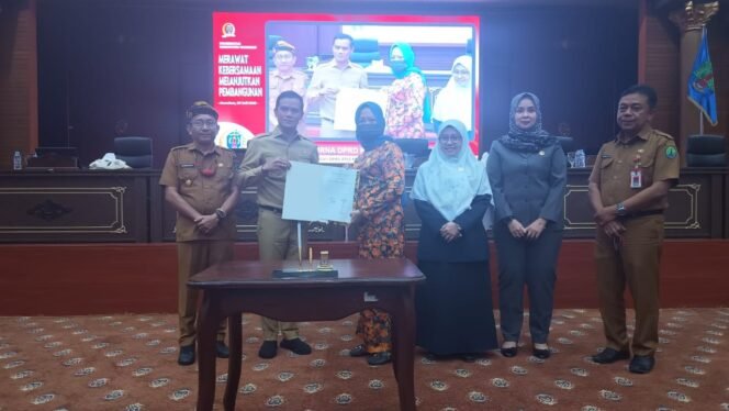 
					Bupati dan Wakil Bupati Nunukan, Irwan Sabri - Hermanus, bersama unsur Ketua DPRD Nunukan (Rahma Leppa Hafid, Arpiah dan Andi Mariyati) menunjukkan surat kesepakatan revisi Perda Nomor 1 Tahun 2024 tentang pajak dan retribusi daerah di Sidang Paripurna, Senin (7/7/2025).