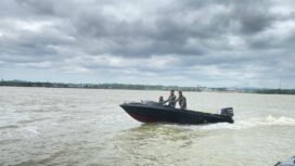 Prajurit TNI AL Nunukan melaukan operasi pencarian 2 ABK kapal Sembako yang tenggelam di Perairan Tj Aru, Pulau Sebatik, Minggu (20/7/2025). Dok.LANAL Nunukan.