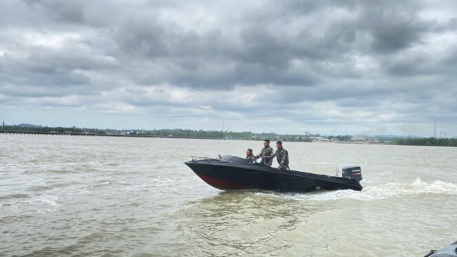 
					Prajurit TNI AL Nunukan melaukan operasi pencarian 2 ABK kapal Sembako yang tenggelam di Perairan Tj Aru, Pulau Sebatik, Minggu (20/7/2025). Dok.LANAL Nunukan.