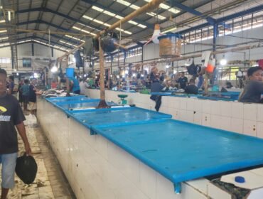 Ilustrasi : Lapak lapak penjual ikan di Pasar Jamaker yang kosong.