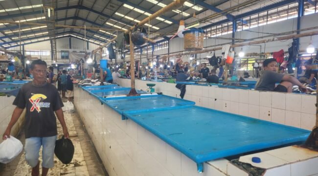 Ilustrasi : Lapak lapak penjual ikan di Pasar Jamaker yang kosong.