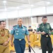 Wakil Bupati Nunukan, Hermanus, bersama Danlanal Nunukan, Letkol Laut (P) Primayantha Maulana Malik dan Dandim 0911/NNK, Letkol Inf Tony Prasetyo saat menghadiri zoom meeting peluncuran 80.000 Koperasi Merah Putih oleh Presiden RI. Dok.Prokopim.
