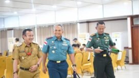 Wakil Bupati Nunukan, Hermanus, bersama Danlanal Nunukan, Letkol Laut (P) Primayantha Maulana Malik dan Dandim 0911/NNK, Letkol Inf Tony Prasetyo saat menghadiri zoom meeting peluncuran 80.000 Koperasi Merah Putih oleh Presiden RI. Dok.Prokopim.