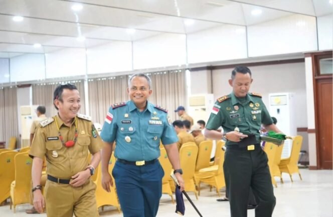 
					Wakil Bupati Nunukan, Hermanus, bersama Danlanal Nunukan, Letkol Laut (P) Primayantha Maulana Malik dan Dandim 0911/NNK, Letkol Inf Tony Prasetyo saat menghadiri zoom meeting peluncuran 80.000 Koperasi Merah Putih oleh Presiden RI. Dok.Prokopim.