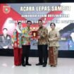 Bupati Nunukan Irwan Sabri menyerahkan cindera mata sebagai ucapan perpisahan dalam acara lepas sambut Dandim 0911/NNK Letkol Inf Albert Frantesca Hutagalung. Albert digantikan Letkol Inf Tony Prasetyo, S.Hub, Int, N.H.I. Dok.Prokopim.
