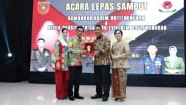 Bupati Nunukan Irwan Sabri menyerahkan cindera mata sebagai ucapan perpisahan dalam acara lepas sambut Dandim 0911/NNK Letkol Inf Albert Frantesca Hutagalung. Albert digantikan Letkol Inf Tony Prasetyo, S.Hub, Int, N.H.I. Dok.Prokopim.
